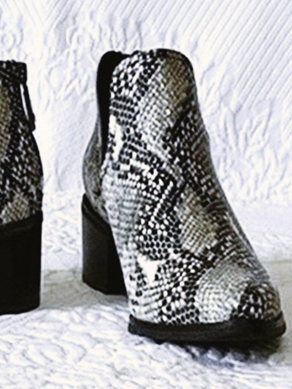 BLONDO WOMEN'S WATERPROOF SNAKE PRINT BOOTIES, NWOT, 9.5M, ANKLE BOOTS - Picture 3 of 9